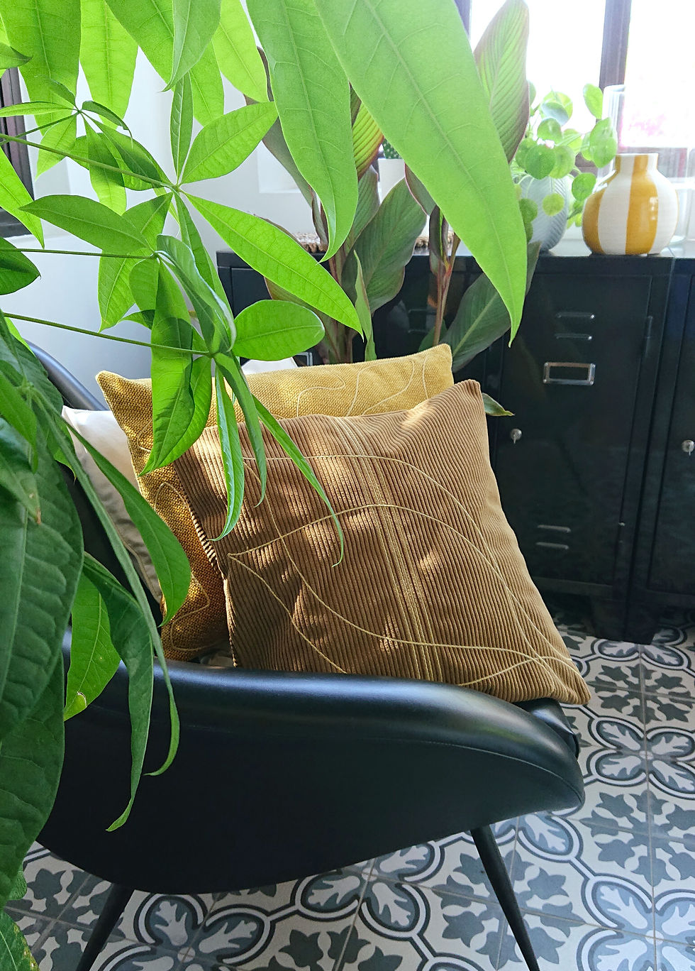 CASSIO coussin ARTY velours côtelé bronze, présenté sur un fauteuil vintage