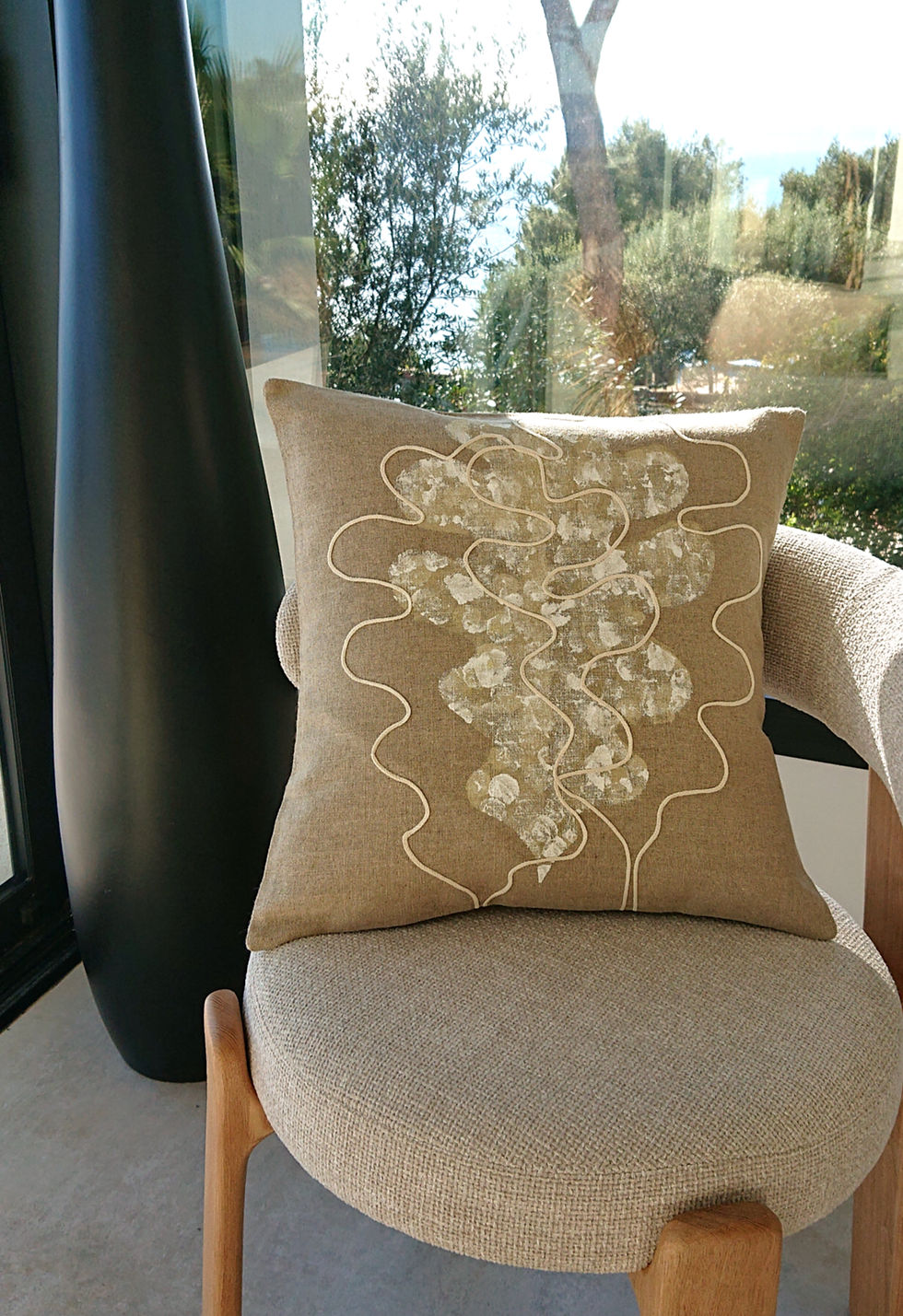 Aïs Coussin graphique et raffiné en lin naturel peint à la main. Dimensions 44 cm x 44 cm.