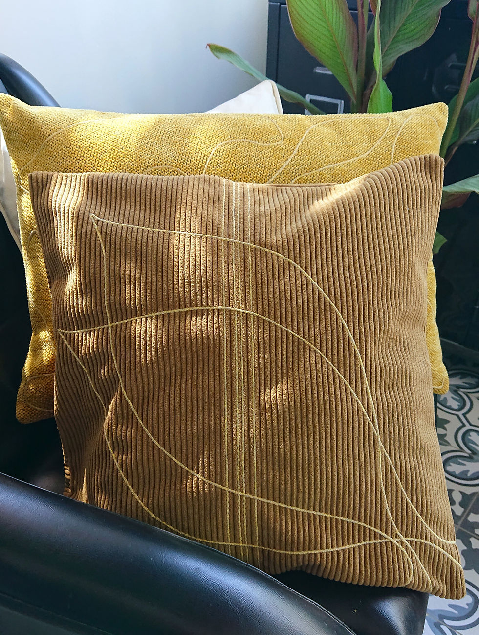 CASSIO coussin ARTY velours côtelé bronze. présnté en gros plan.