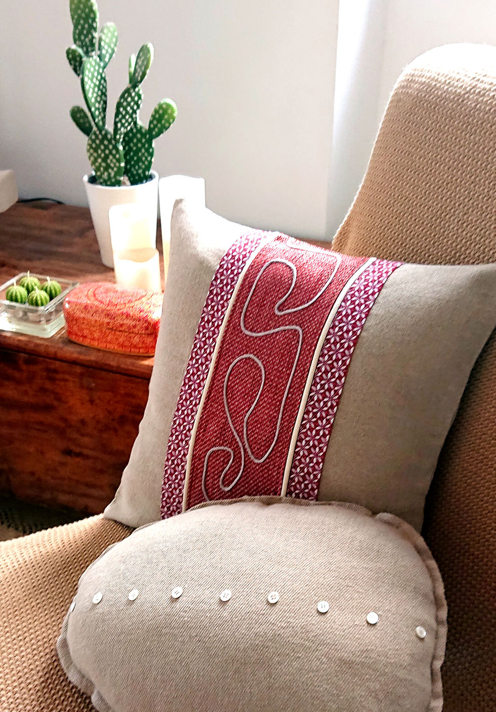 ADELO Housse de coussin graphique et raffinée en lin naturel et jacquard. Dimensions 44 cm x 44 cm. déhoussable