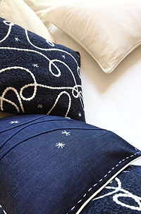 Gros plan de plusieurs coussins du thème Nuit d'Hiver
