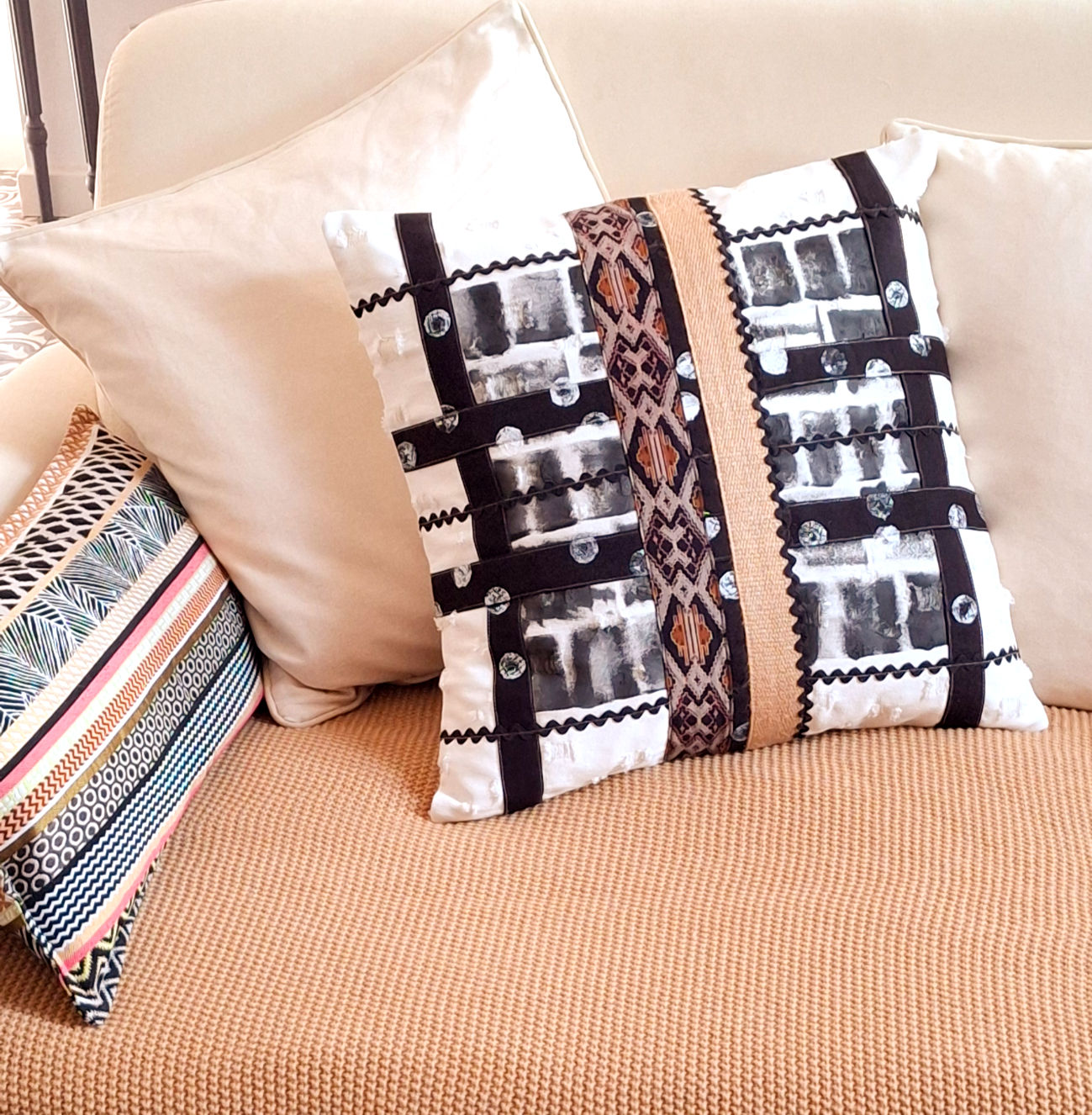 Alàno Coussin ARTY , motif peint à la main, jute naturelle sur coton élimé écru.