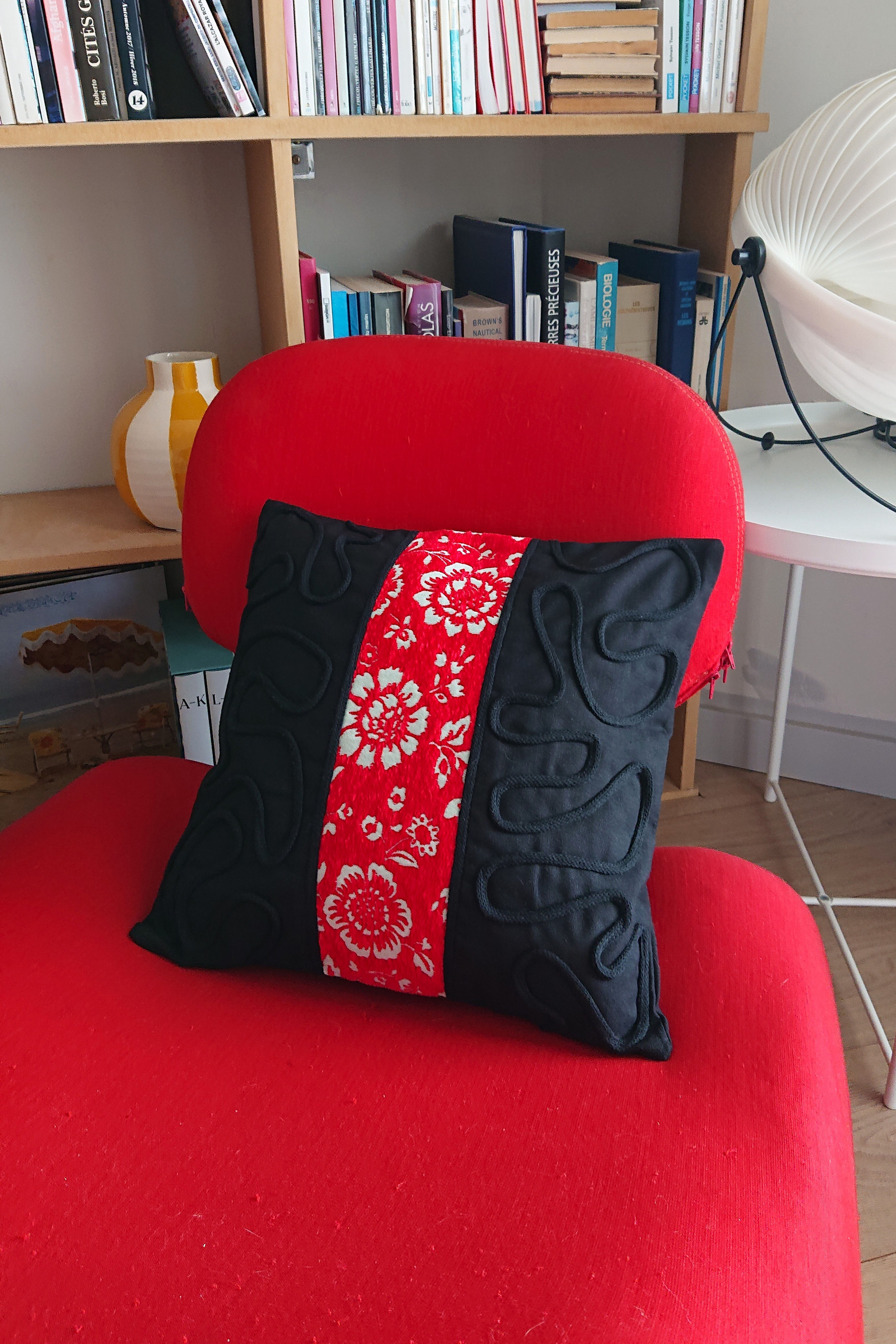 CALIO, coussin décoratif et chic en toile de coton et jacquard coloré.