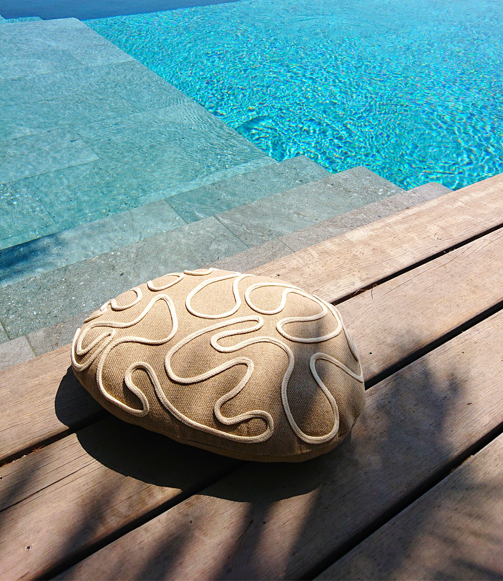 GALI coussin forme galet en lin brut et cordon de coton recyclé. Dimensions 43 cm x 35 cm.