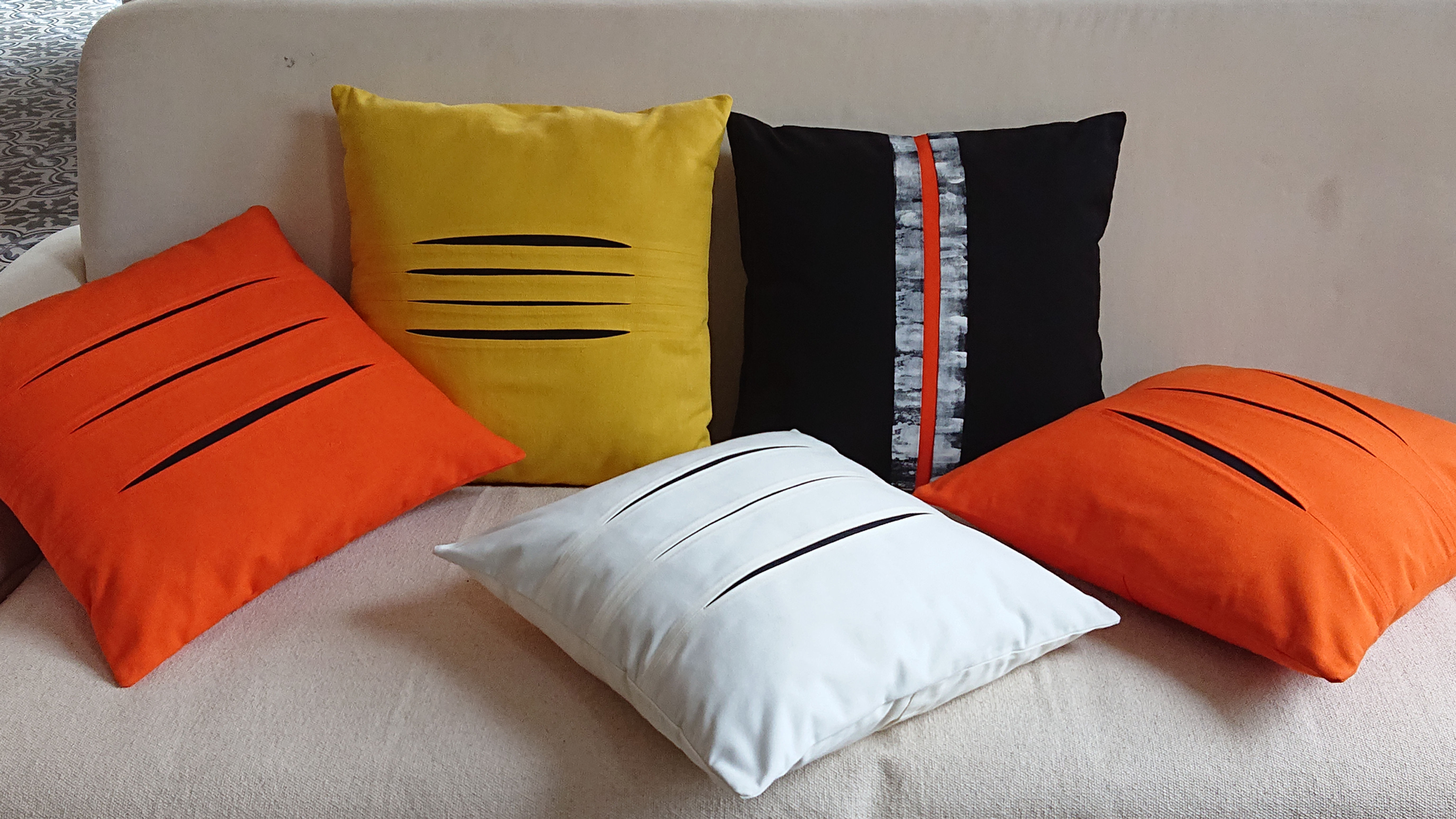 Fàntino, coussin ARTY coton coloré avec fentes.