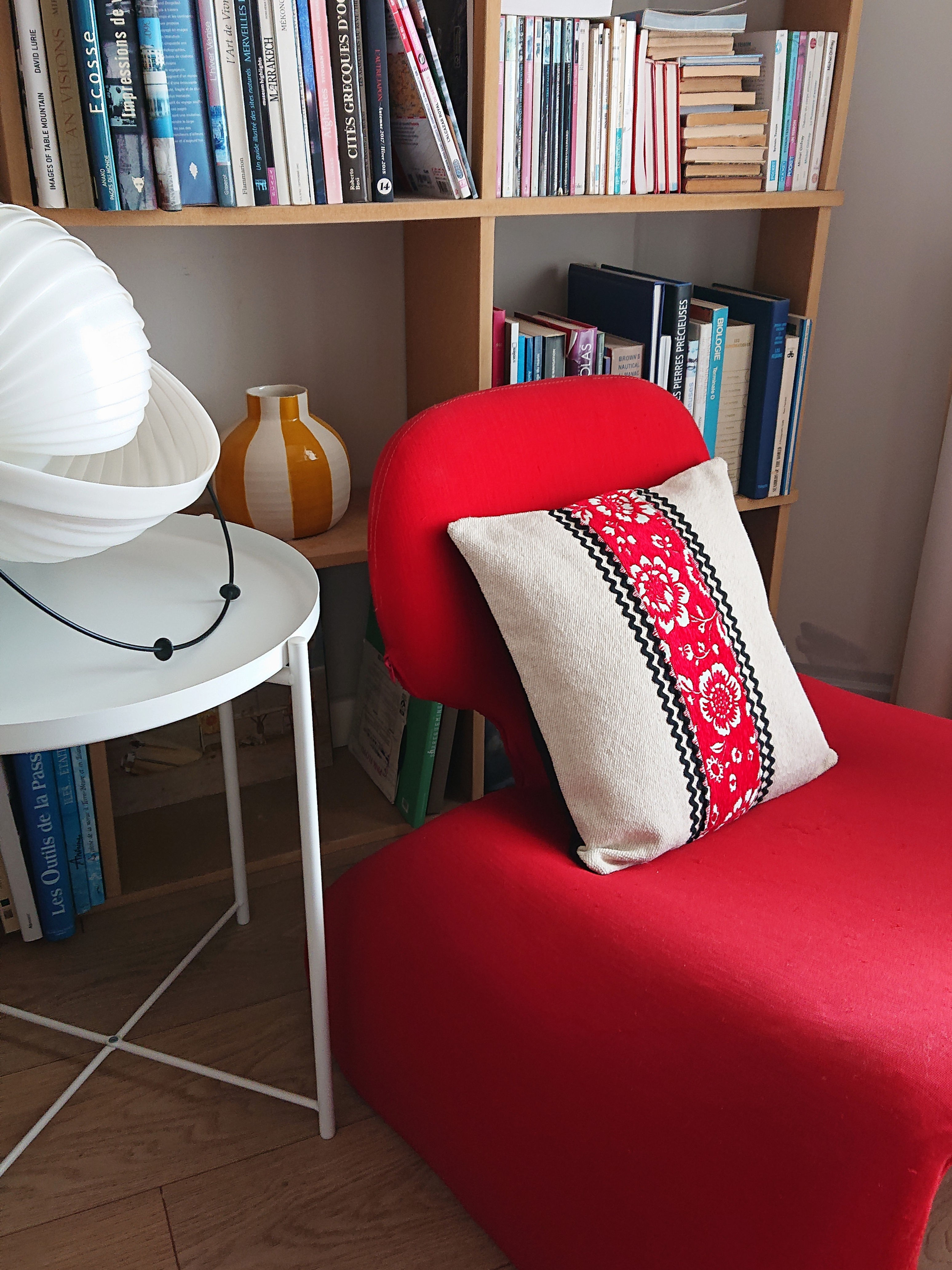 Cacio, Coussin ARTY en coton brut écru et jacquard coloré. Déhoussable.