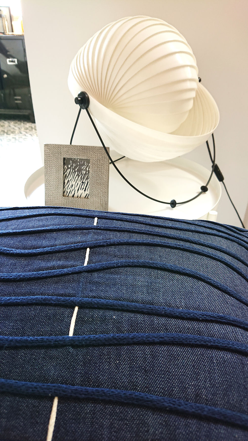 CALYPSO Housse de Coussin passepoilé en jean brut, gros plan.