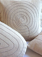 Gros plan de deux coussins forme galet