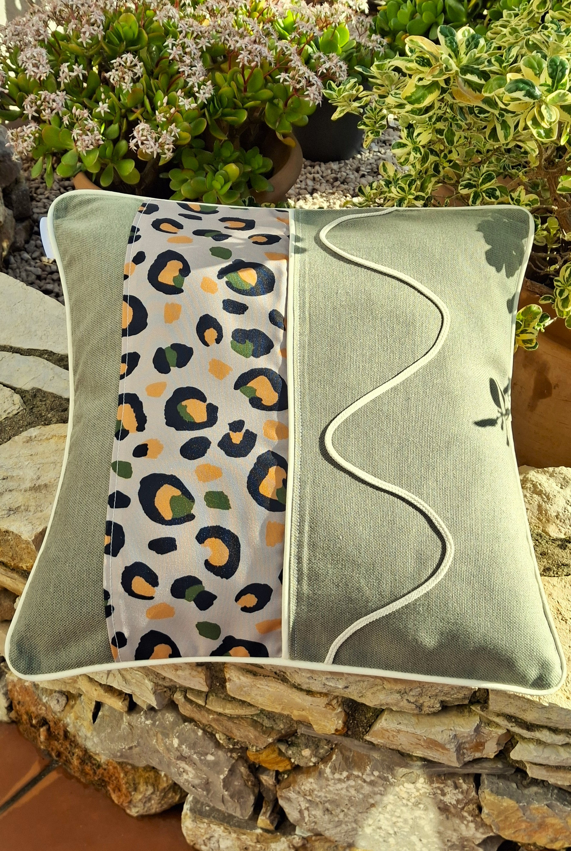 Alberto coussin Outdoor graphique en tissu technique déperlant anti UV. dimensions 44 cm x 44 cm