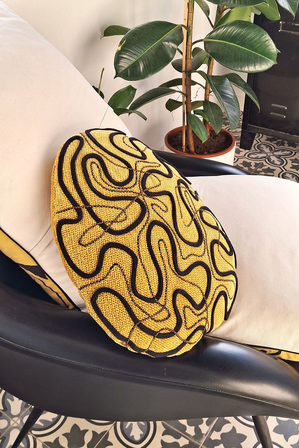Gàli-3 coussin de forme galet, en tweed de velours tout doux, retravaillé avec des volutes de coton