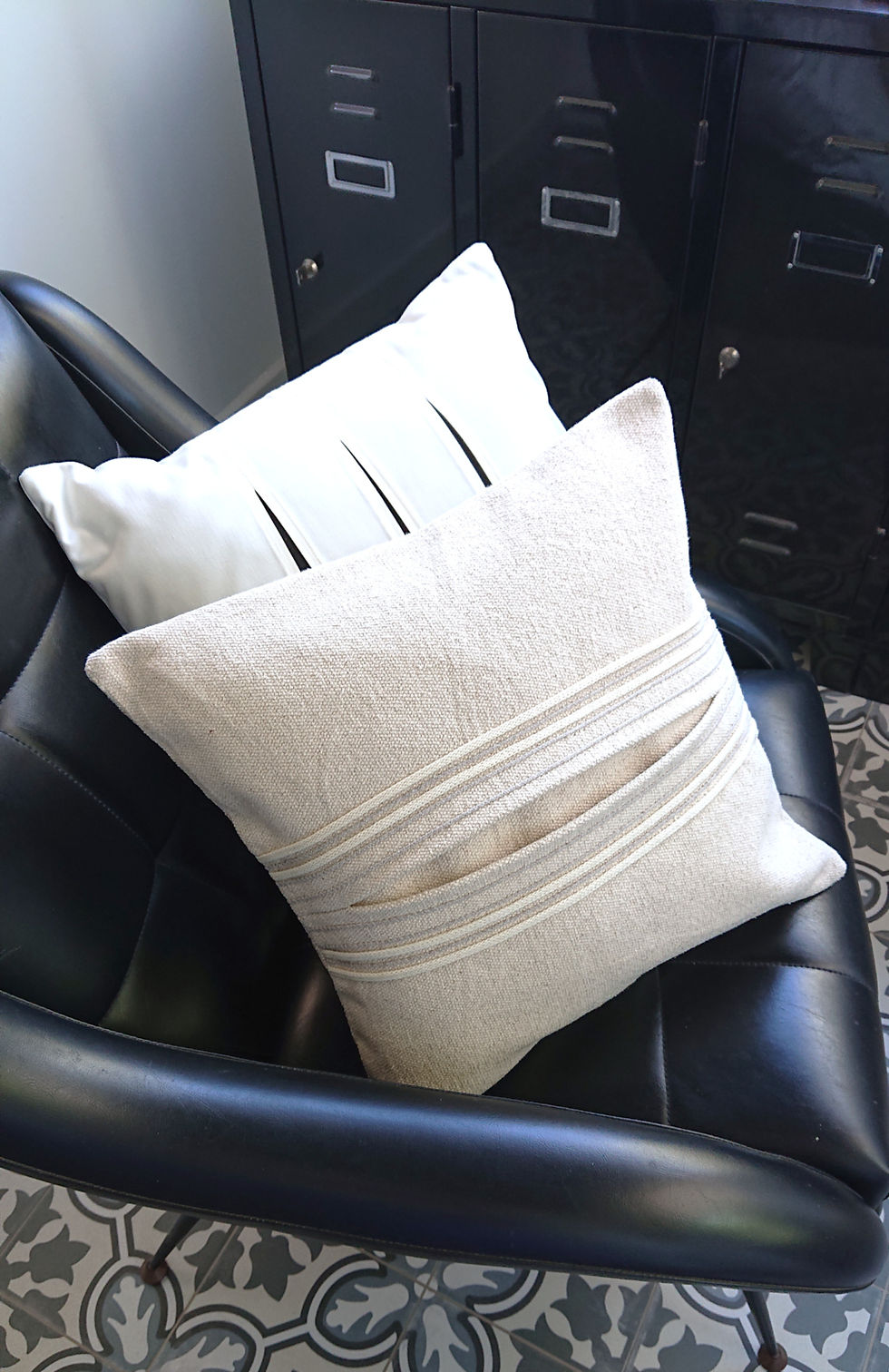 CRAY Housse de coussin Déco coton brut écru, présentée sur un fauteuil rétro
