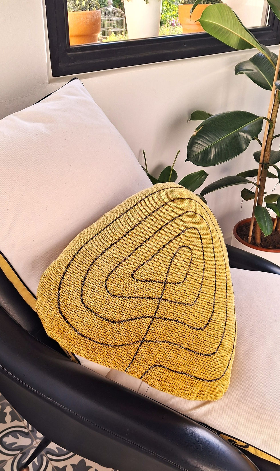 CAMBO Coussin ARTY forme galet. Dimensions 49 cm x 41 cm. Déhoussable.