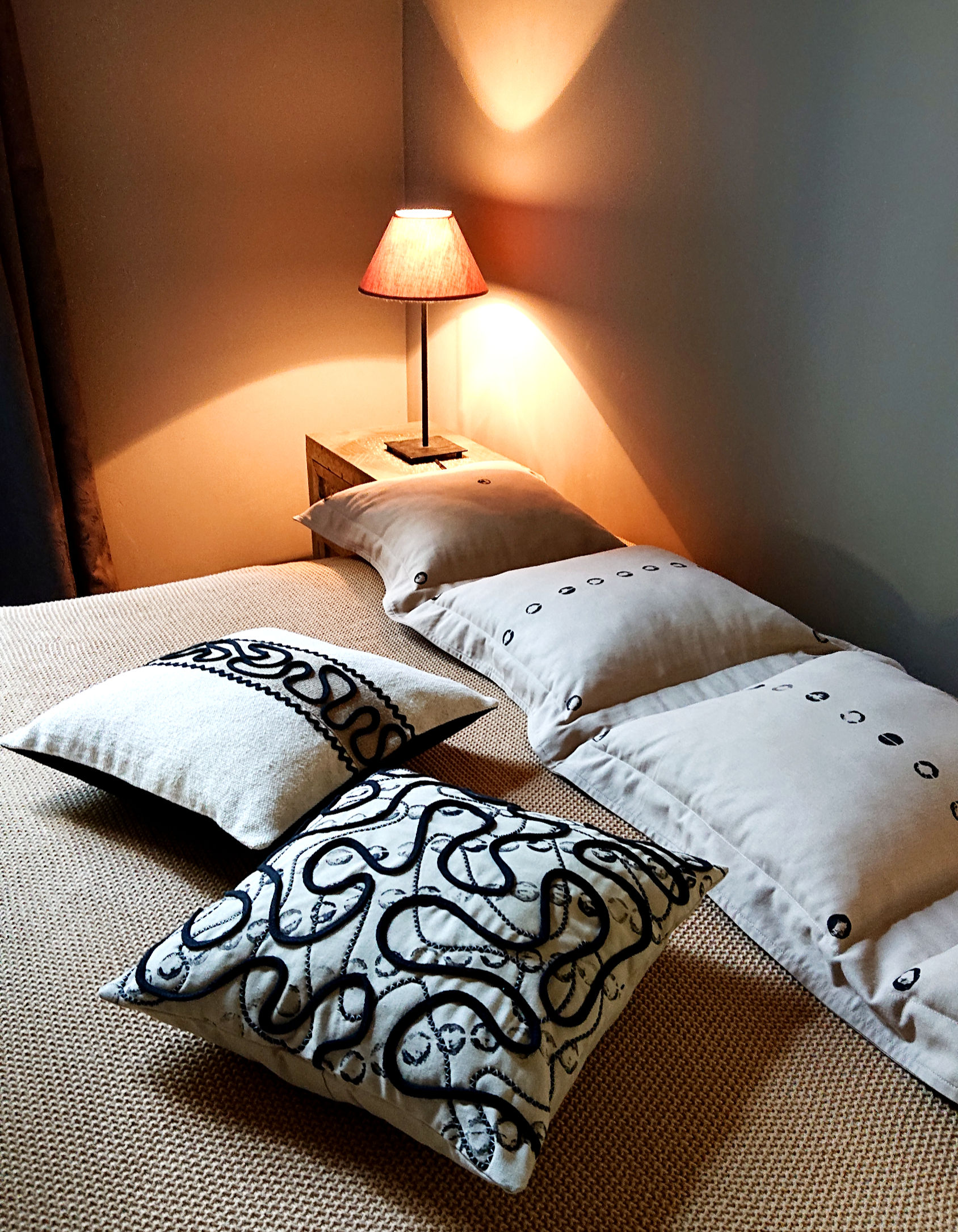 Faràndomi Coussin ARTY esprit domino contemporain