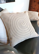 Coussin du thème Baume et Lapiaz photographié sur un fauteuil désign
