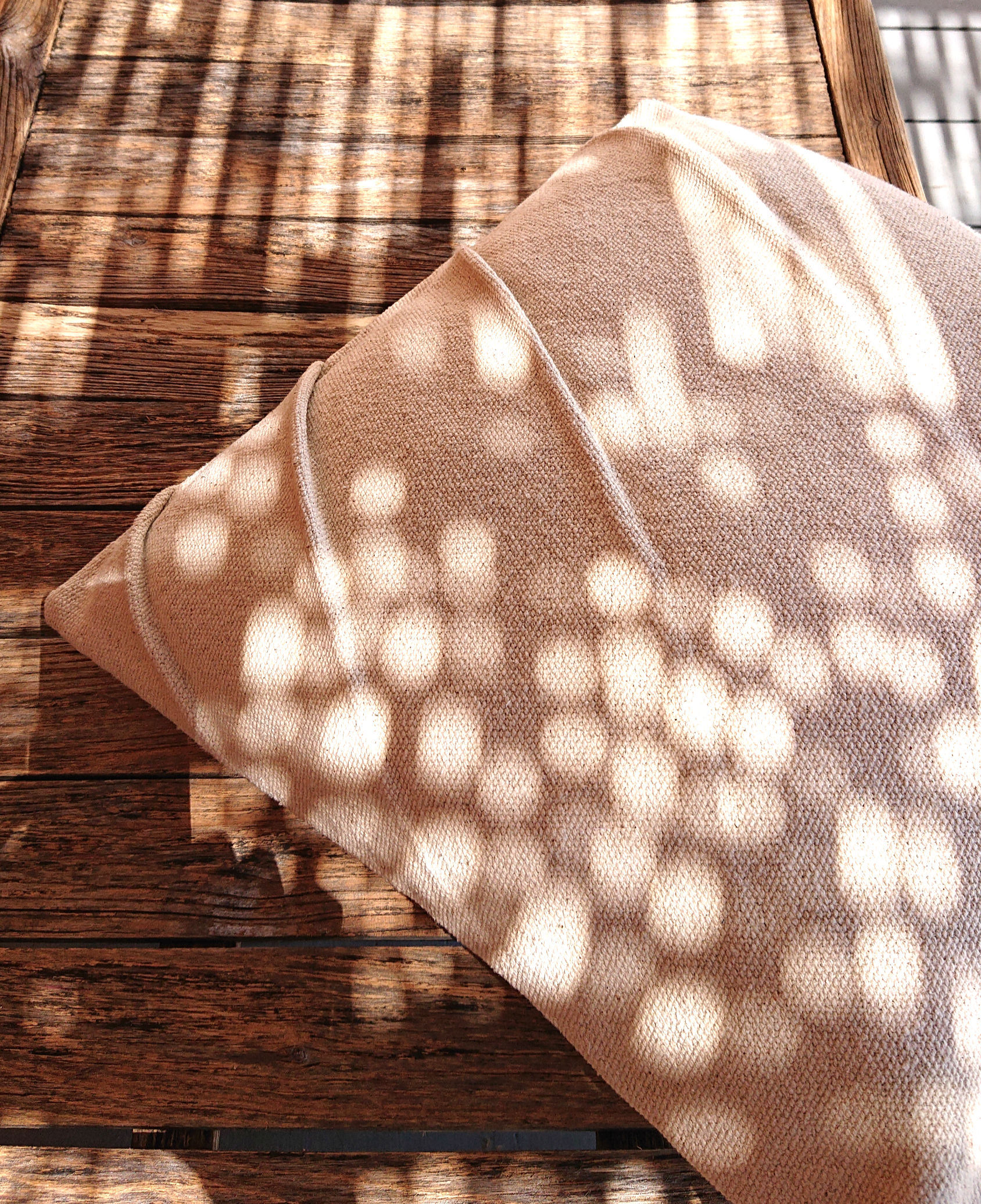 ABYSO coussin Déco drapé coton brut écru, dimensions 50 cm x 50 cm