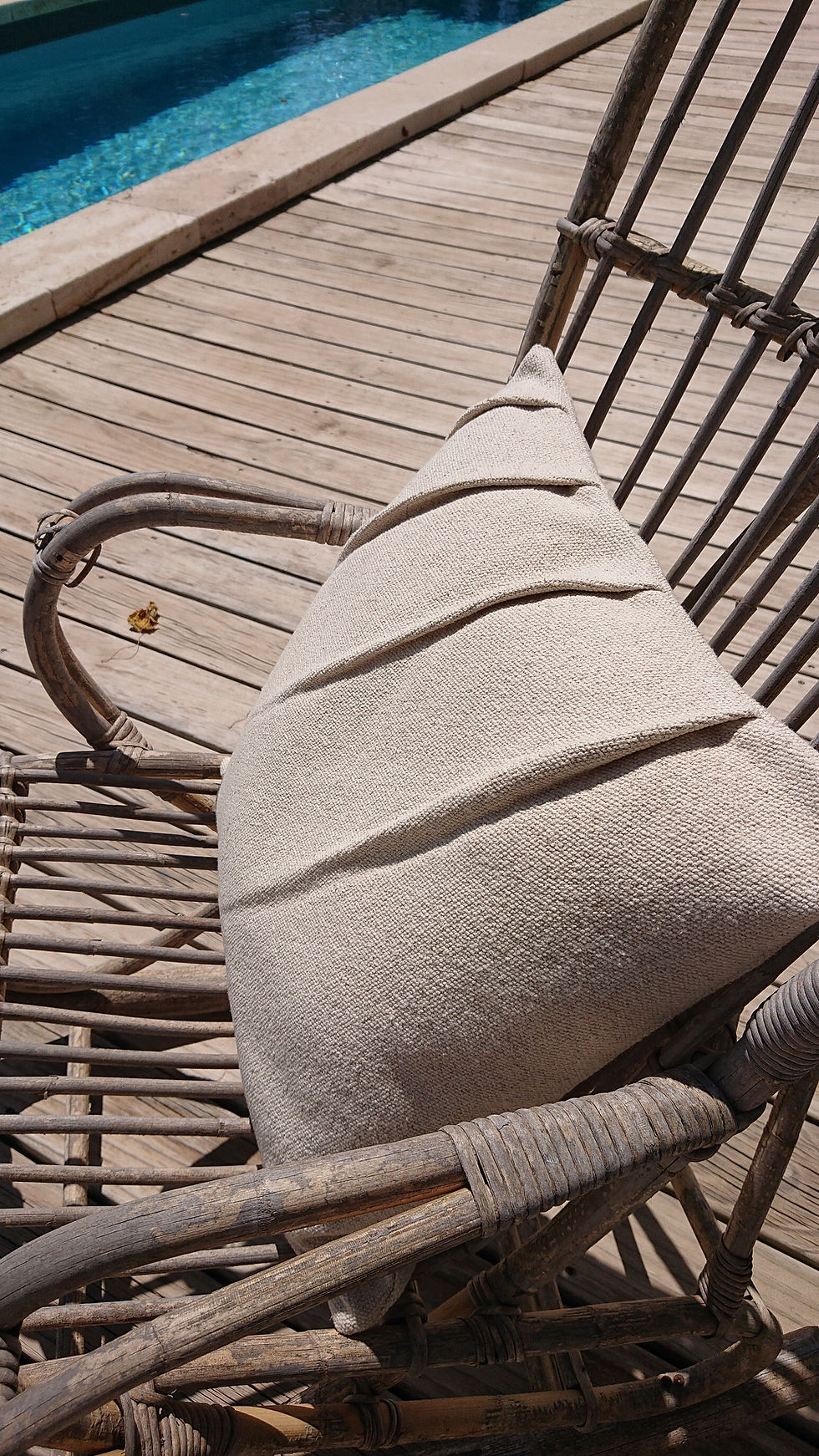 ABYSO coussin Déco drapé coton brut écru, dimensions 50 cm x 50 cm