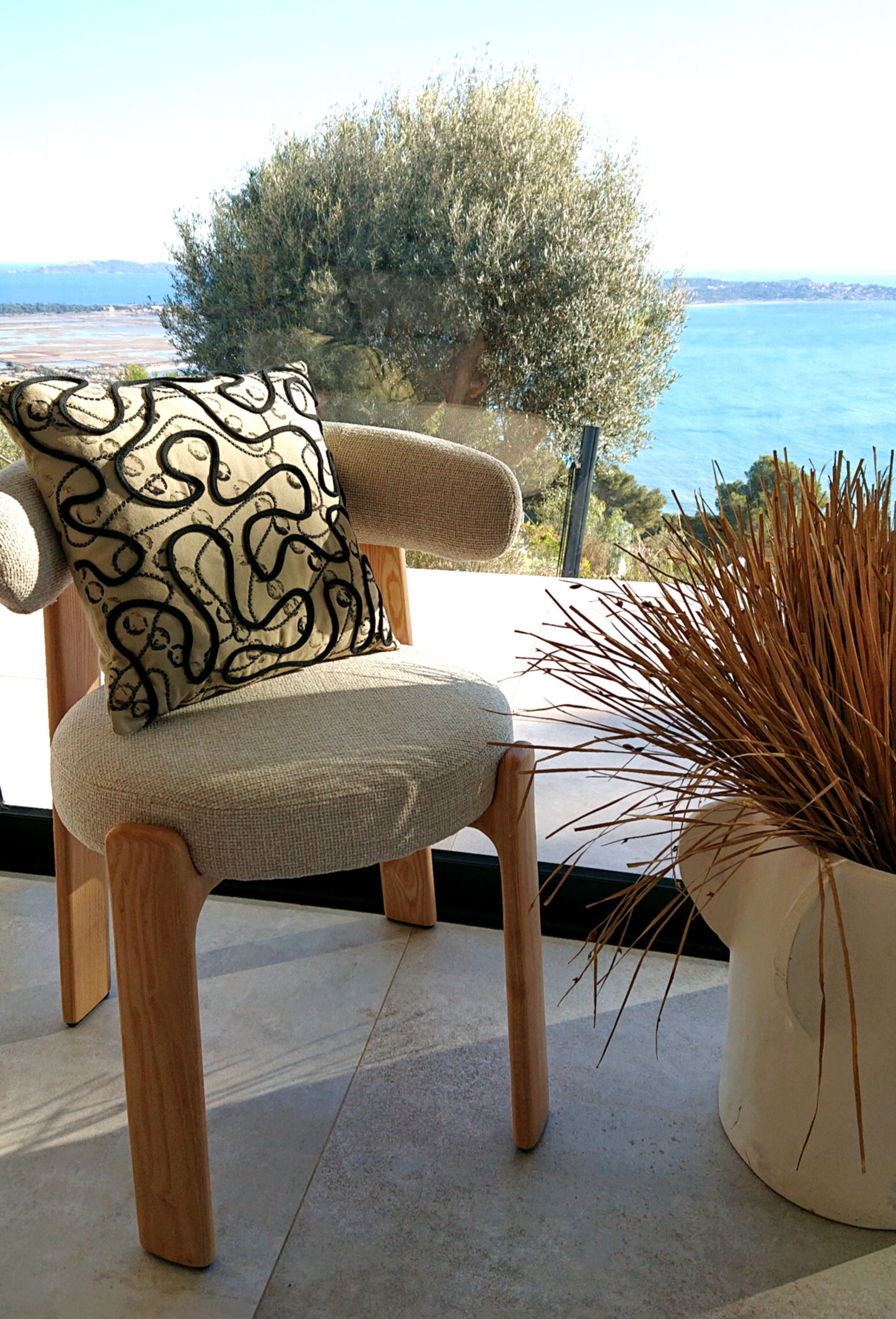 Toni coussin Arty en toile de coton peinte à la main et motifs en cordon de coton recyclé. Dimensions 40 cm 40 cm.