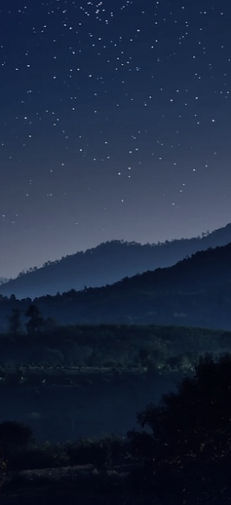 Nuit étoilée et collines dans la nuit