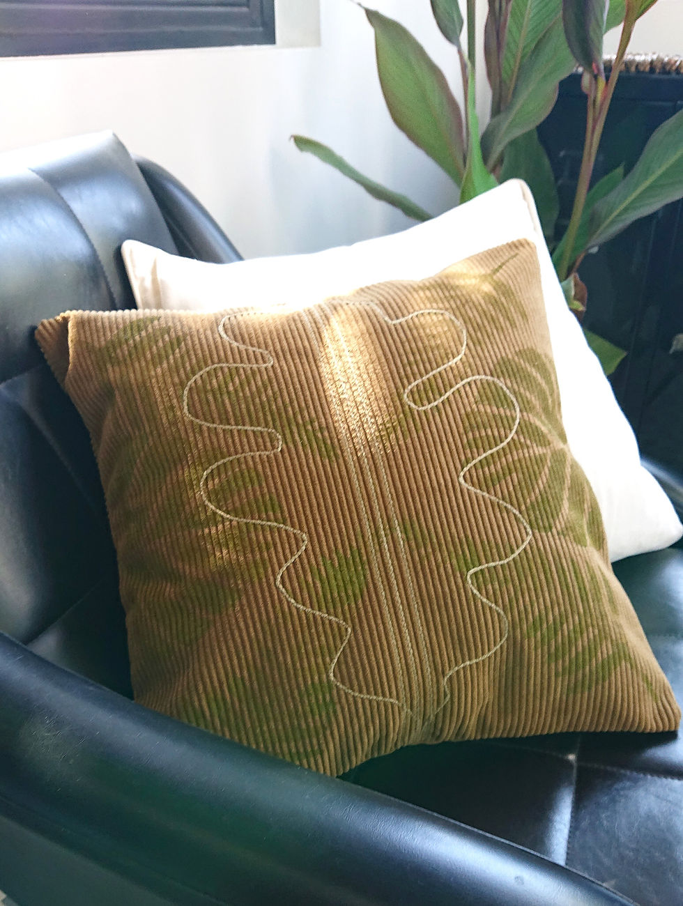 CHENIO Housse de coussin ARTY velours côtelé bronze. Dimensions 44 cm x 44 cm.