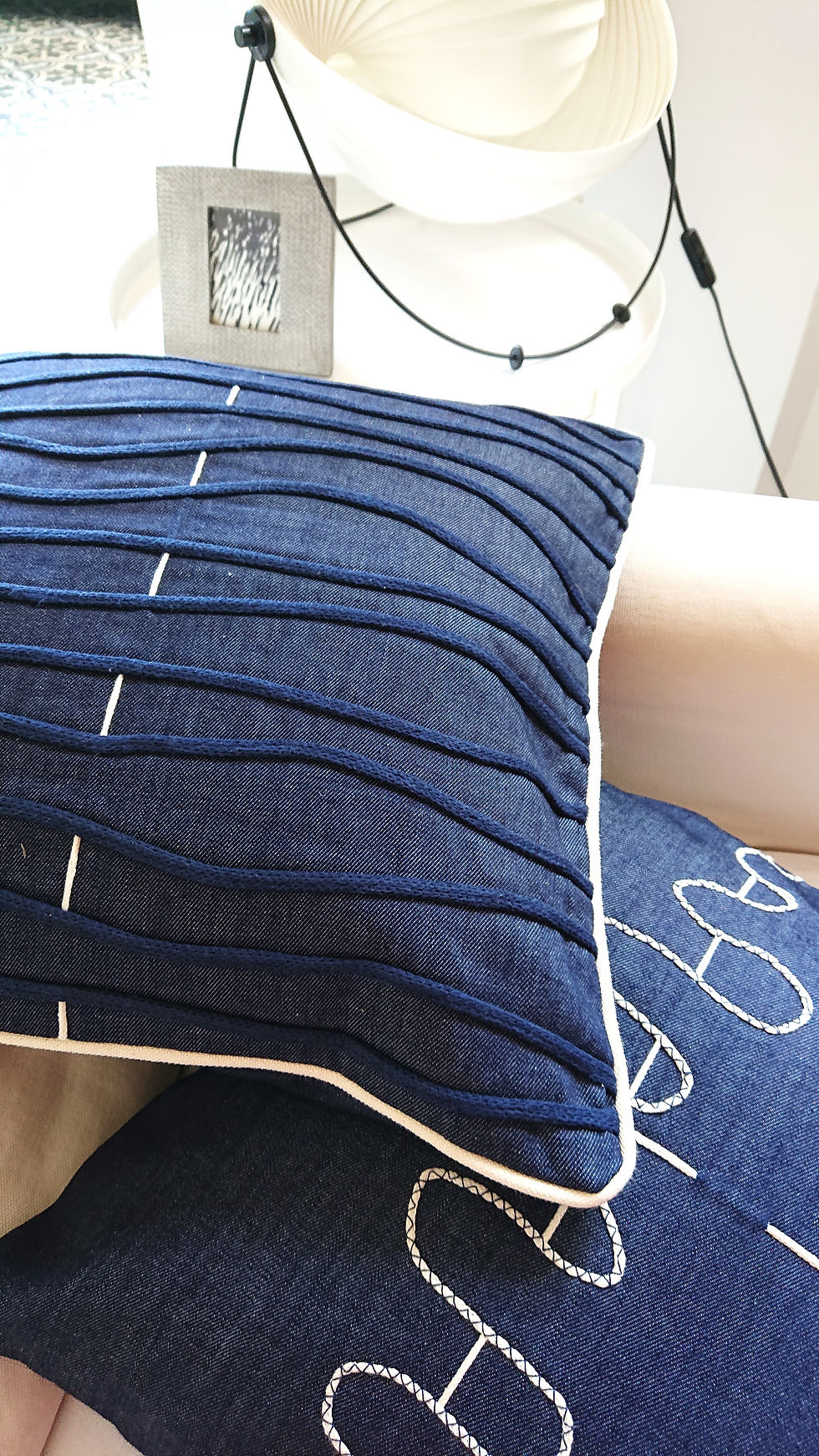 CALYPSO Housse de Coussin passepoilé en jean brut, gros plan.