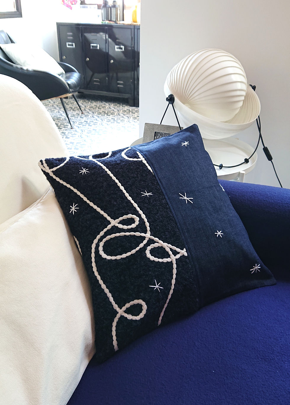 CIELO Housse de coussin Déco en jean brut et polaire, photographiée sur un canapé