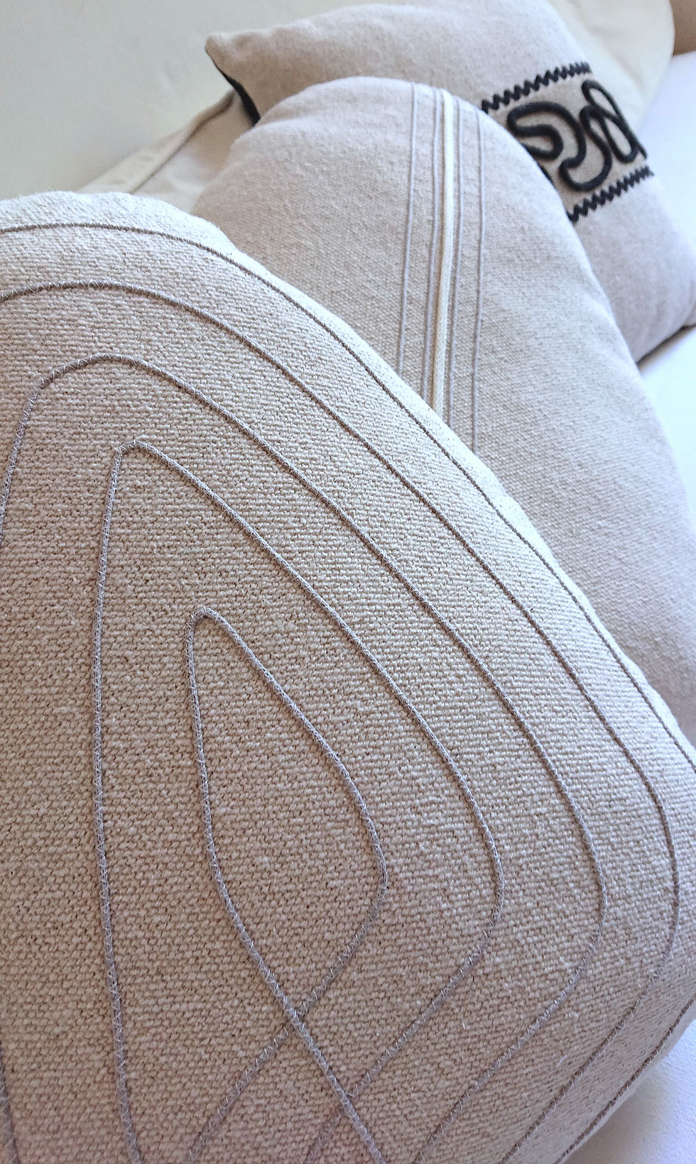 CALC coussin forme galet en coton brut écru, gros plan