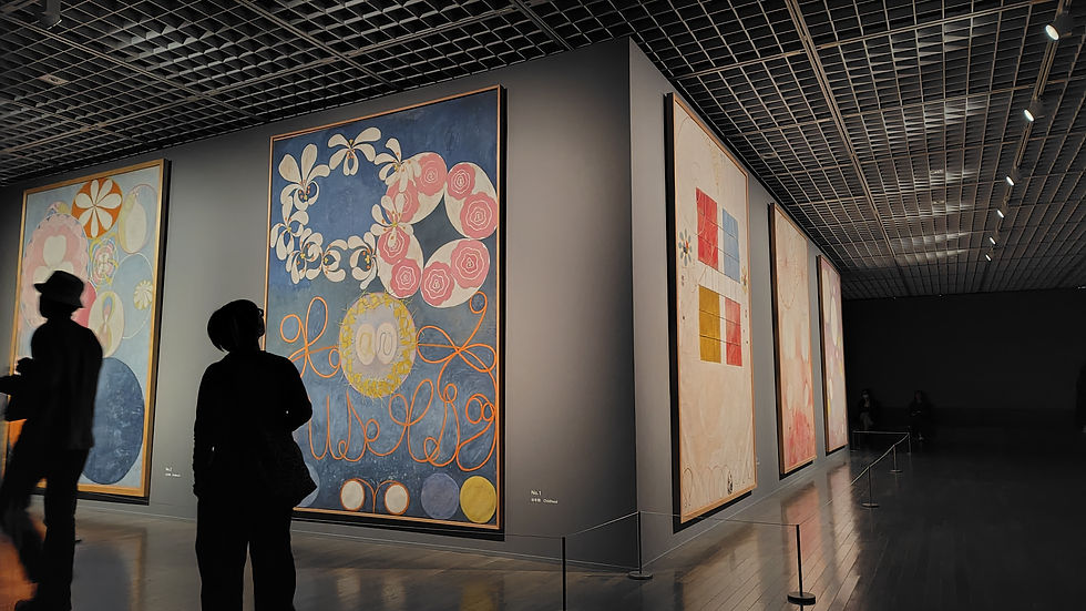 「第3章 神殿のための絵画」の作品群を観る人たち