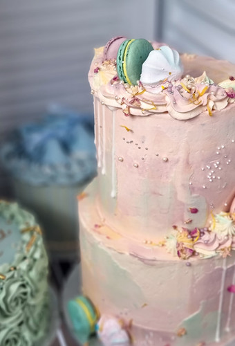 Matching cake table