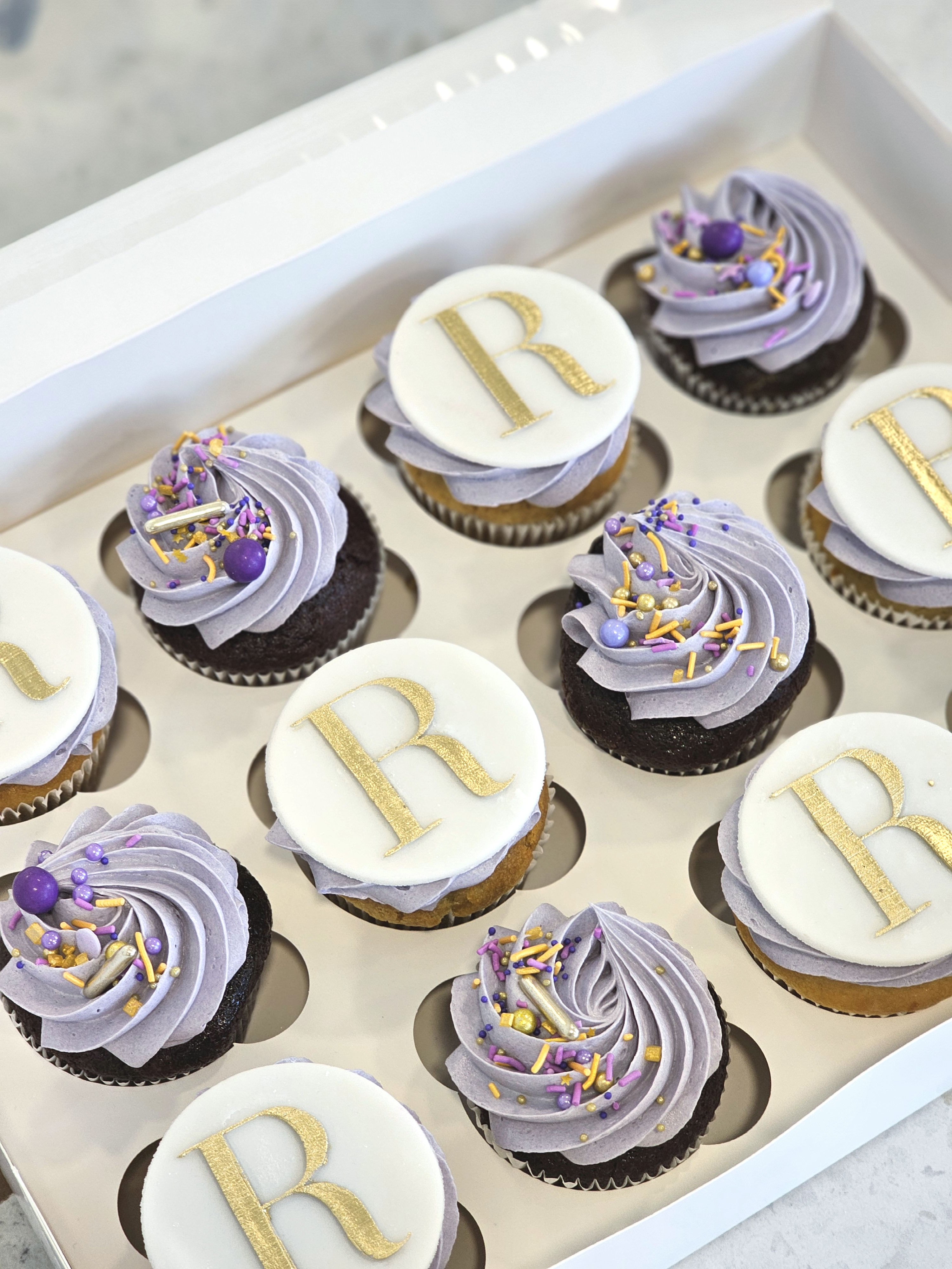 Cupcakes med Initialer 120 stk | Chokoladekage med vaniljecreme | Hvid