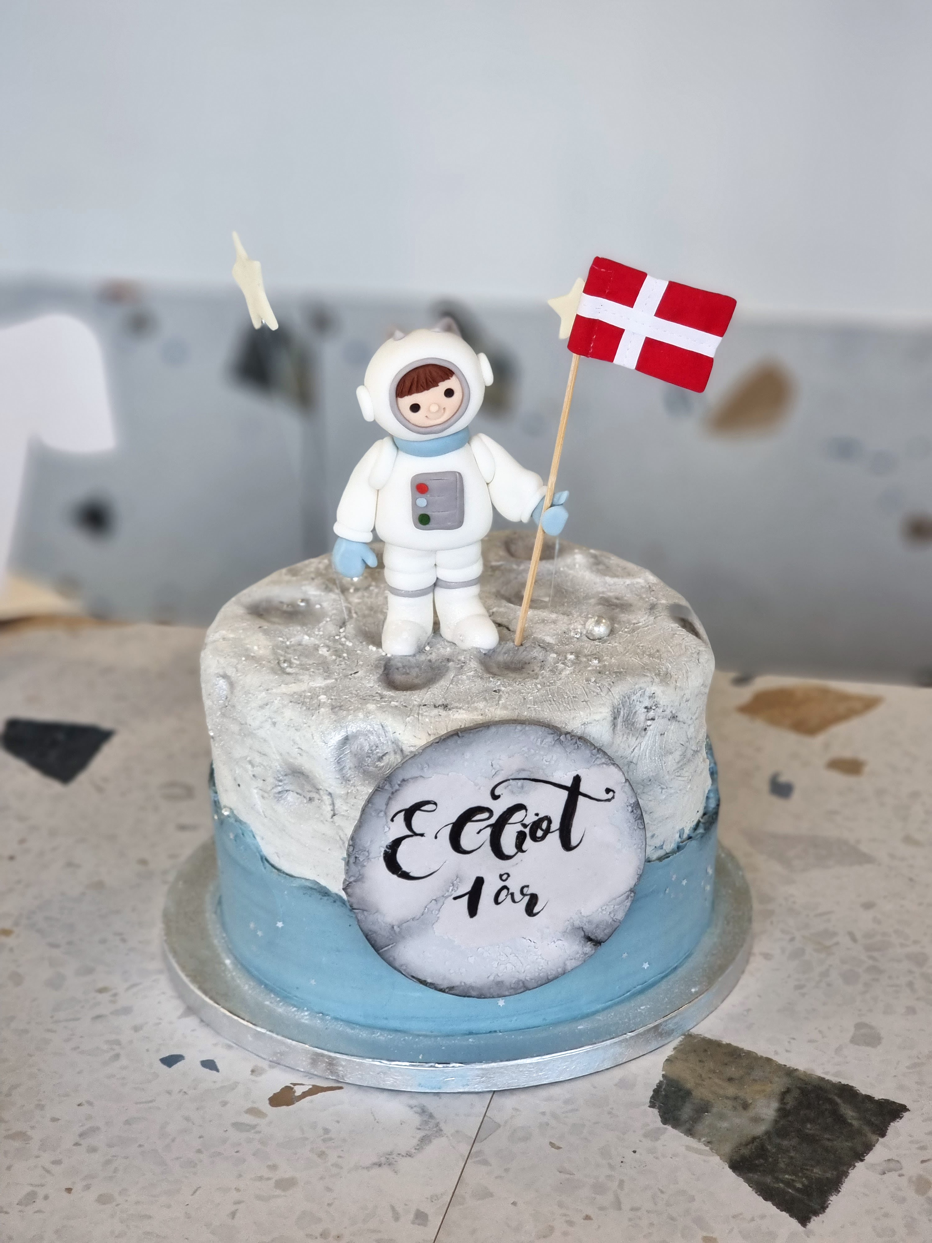 Ydre rum temakage Astronaut på månen | Triple chocolate | 40 personer - 1 etage
