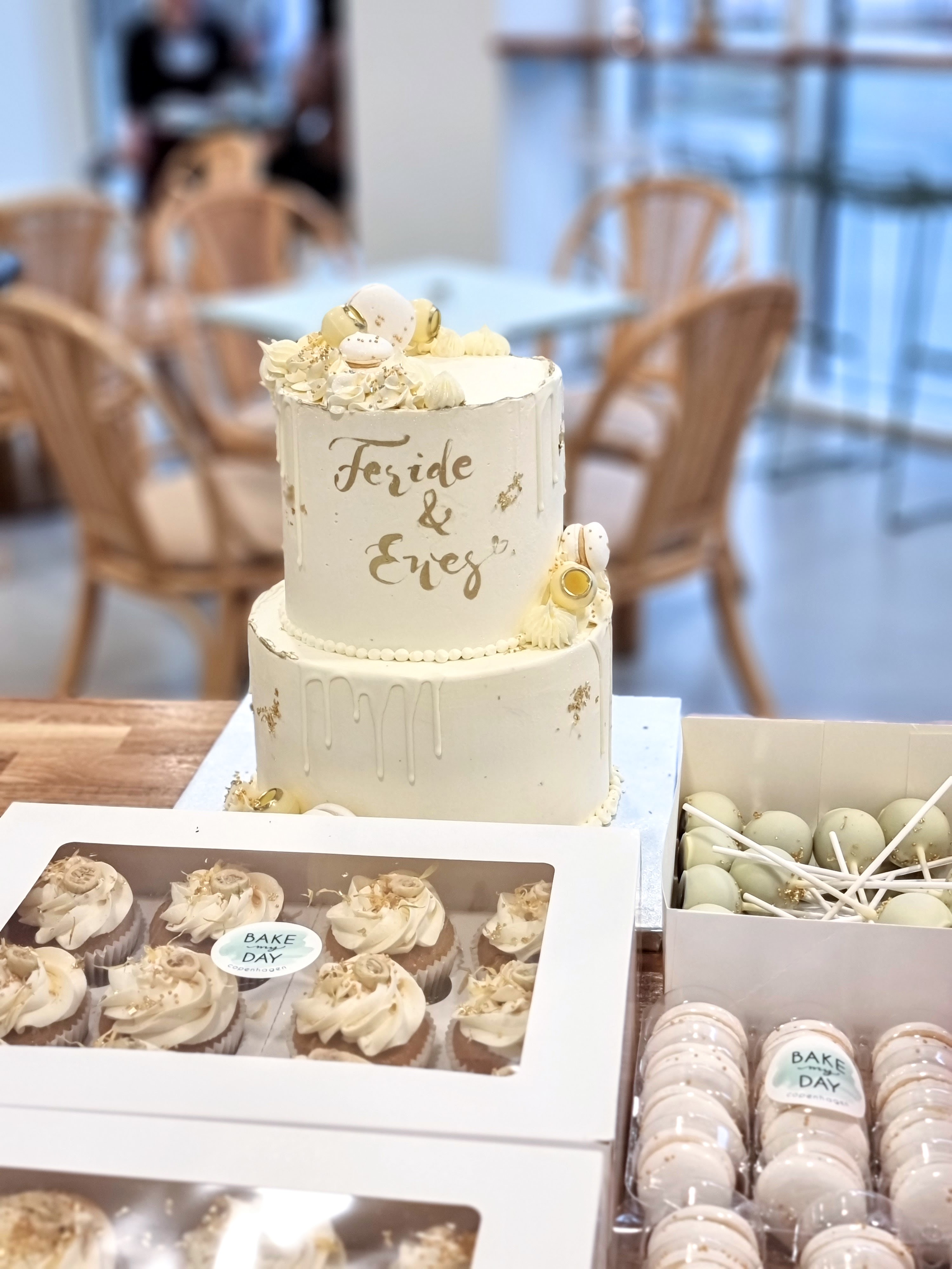 Matchende kagebord White and gold | semi-naked cake + gold leaf | 70 personer | Triple chocolate