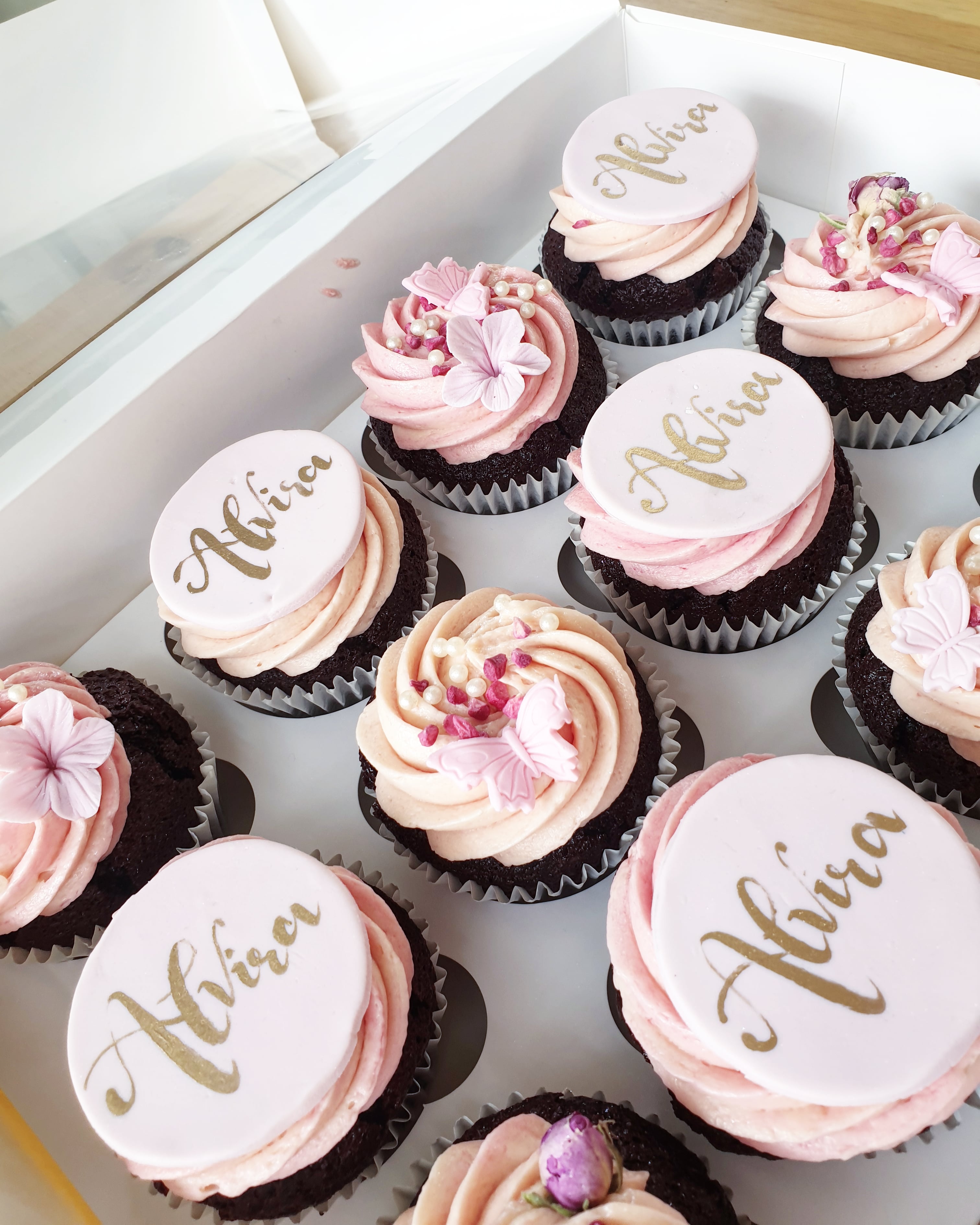 Cupcakes med navneskilte Lyserød | 60 stk | Vaniljekage med vaniljecreme
