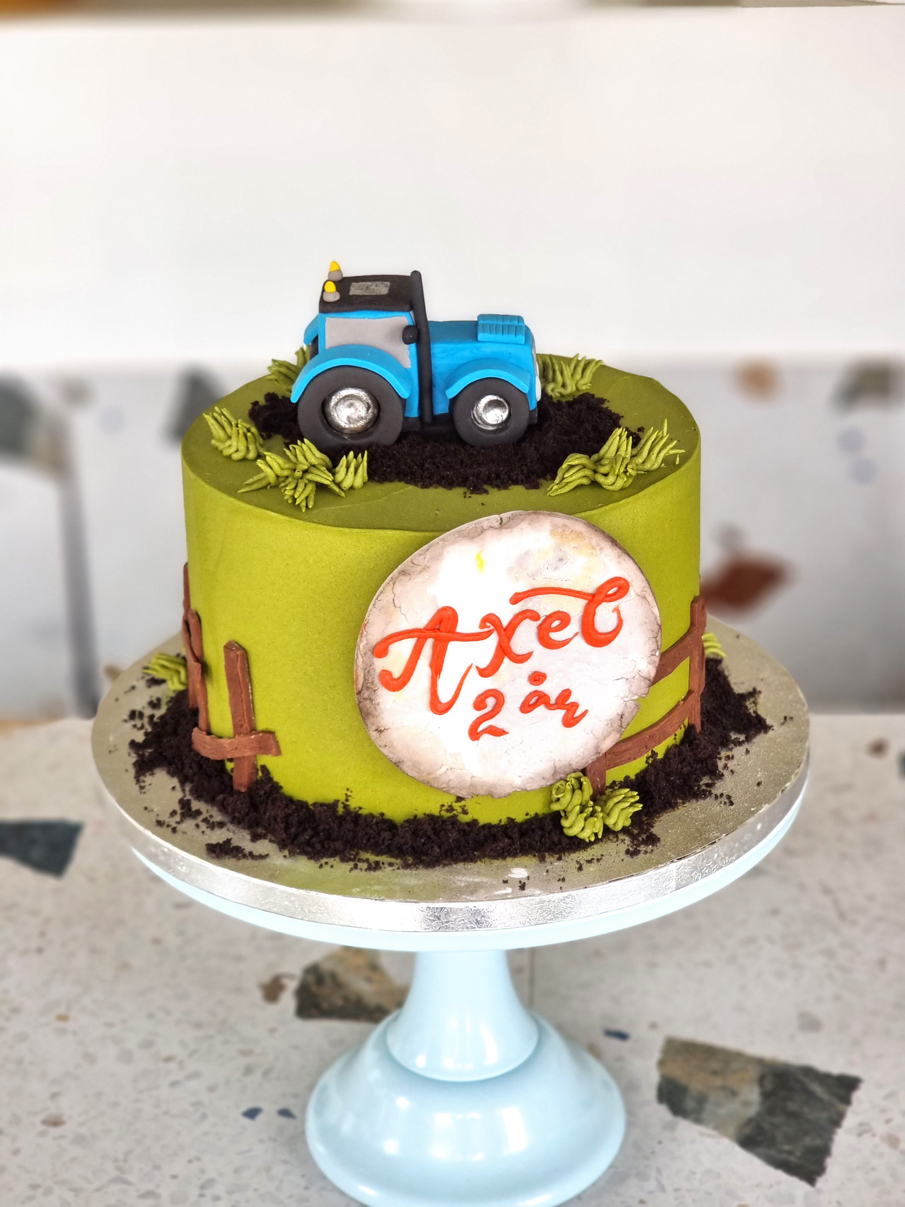 Køretøj temakage Traktor og græs | Triple chocolate | 50 personer - 3 etager
