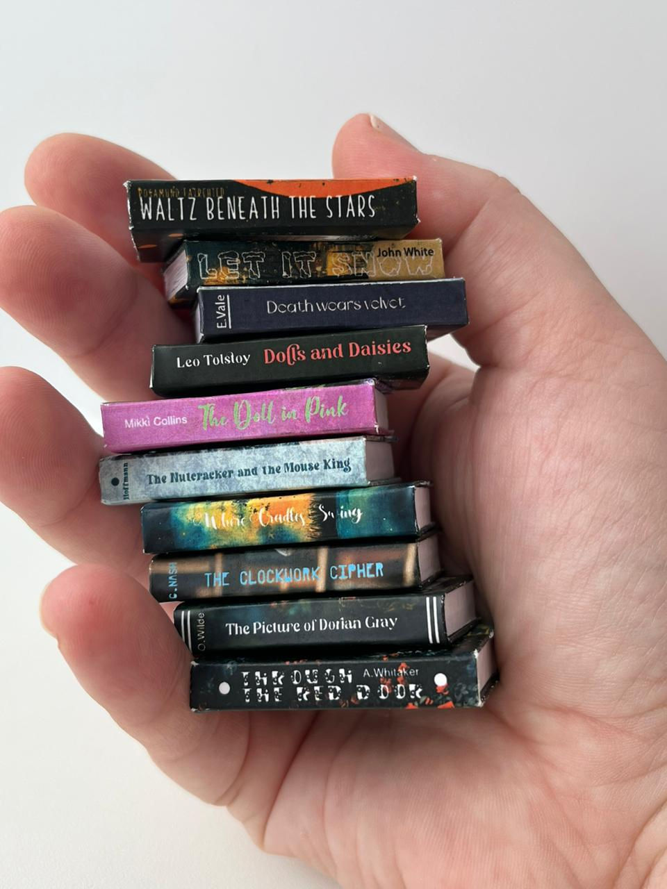 1:6 scale dollhouse books