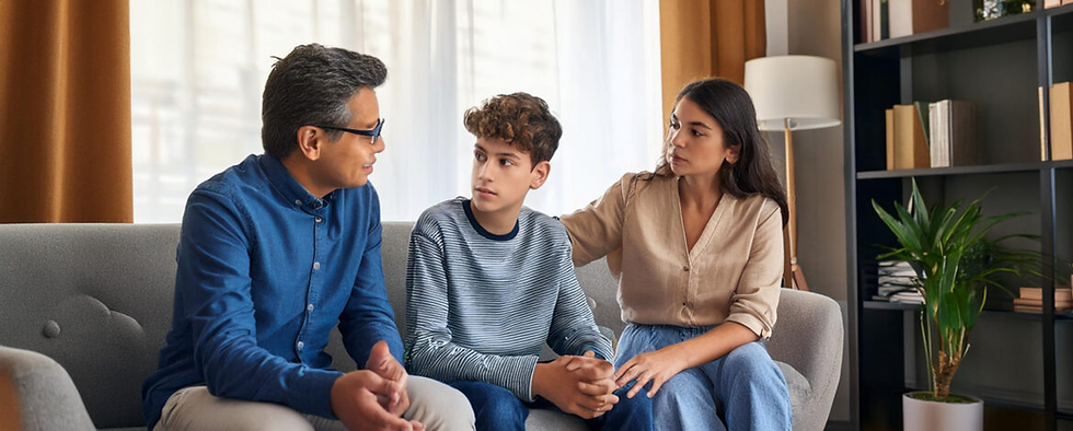 Adolescente compartiendo emociones con un adulto