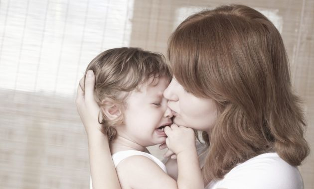 mamá calmando a su hijo