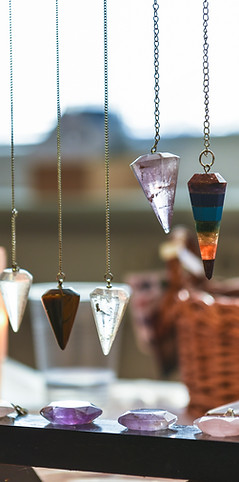 Pêndulos de cristal pendurados