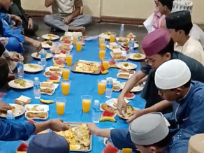 Children Gather to Break Their Fast With Gratitude in Philippines