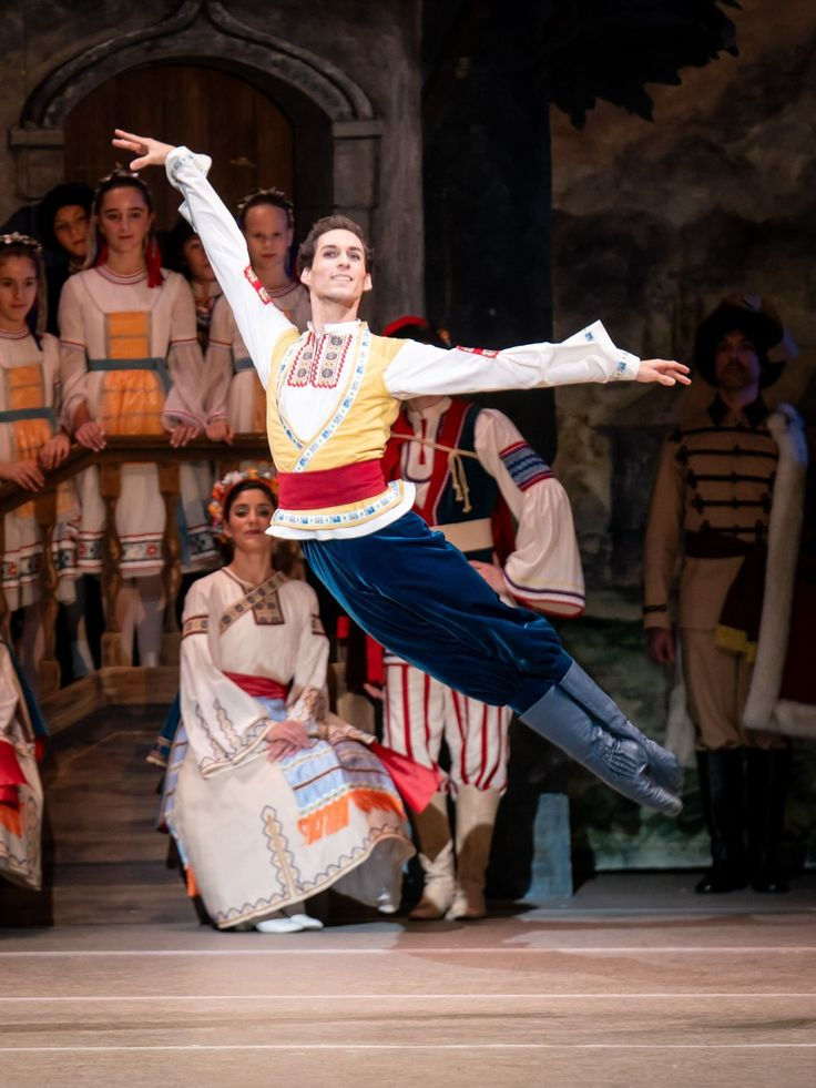 Wiener Staatsballett Coppélia Arne Vandervelde (Franz), Ensemble & Students from the Vienna State Opera Ballet Academy Photo © Ashley Taylor