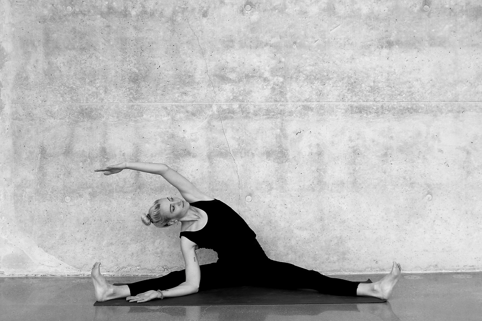 DancerStretchinginMiddleSplits