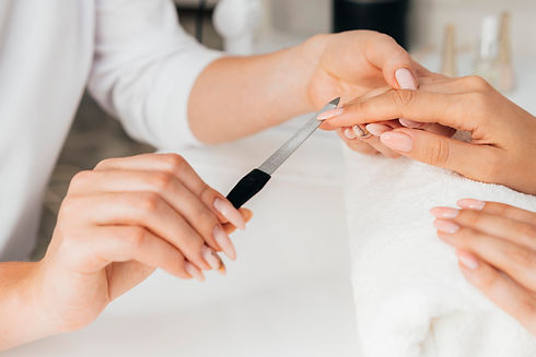 Dépose + manucure Russe + vernis semi-permanent lesyanails.ch