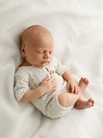 Nyfødt baby i et fotostudio