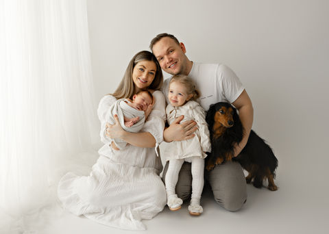 Familien samlet sammen med hunden på nyfødtfoto