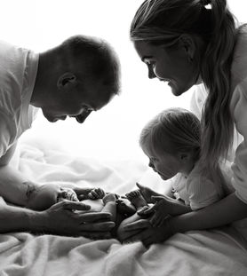 Familien på nyfødtfoto