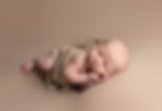 Nyfødtfoto tatt i profesjonelt fotostudio.