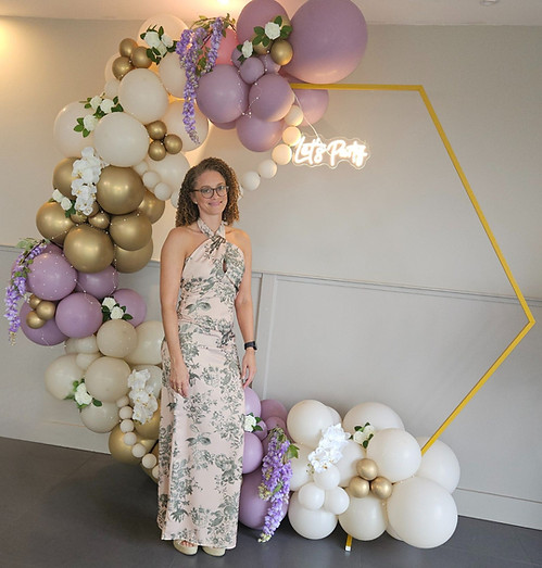 Luxe ballonnenboog met bloemen en parels