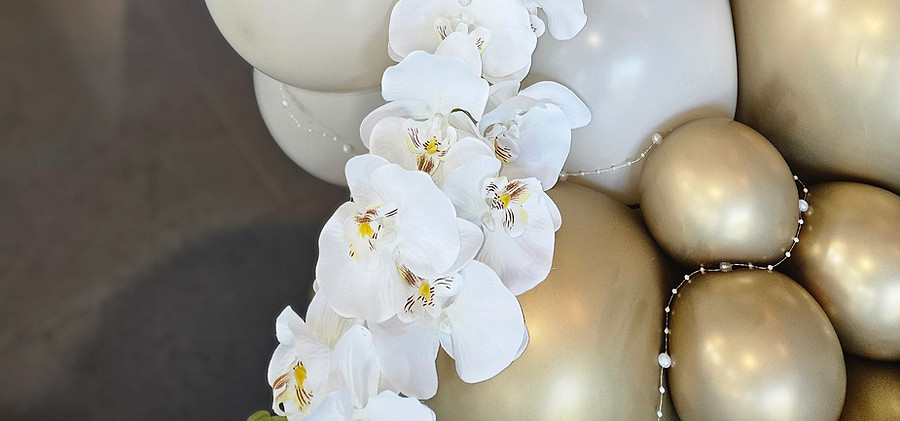 Ballondecoratie met bloemen en parels