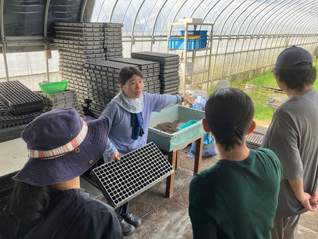 今日は社会参加支援事業で月イチワークショップ。農業体験に行ってきました!