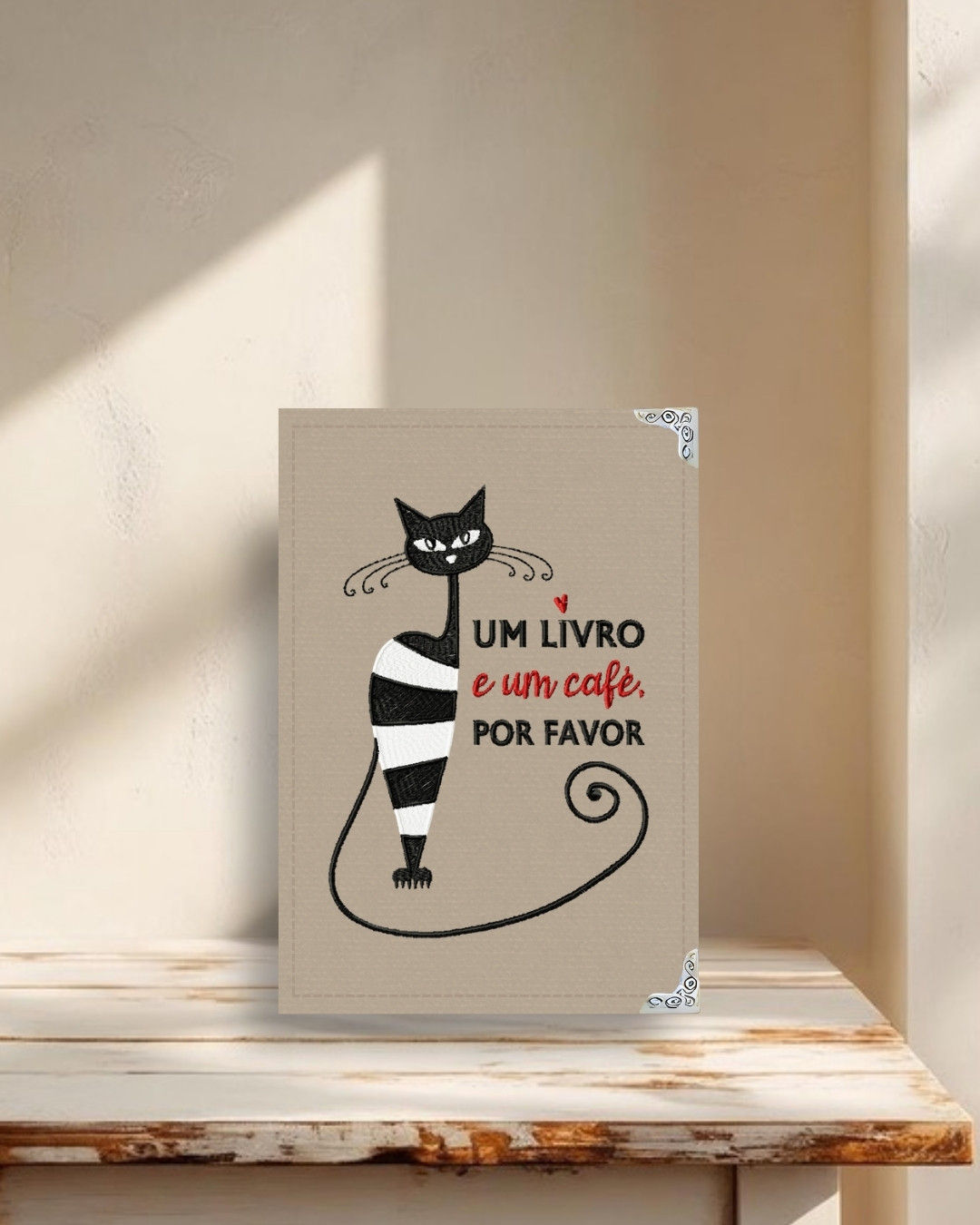 Capa para Kindle em tecido estruturado com bordado de uma gata estilosa