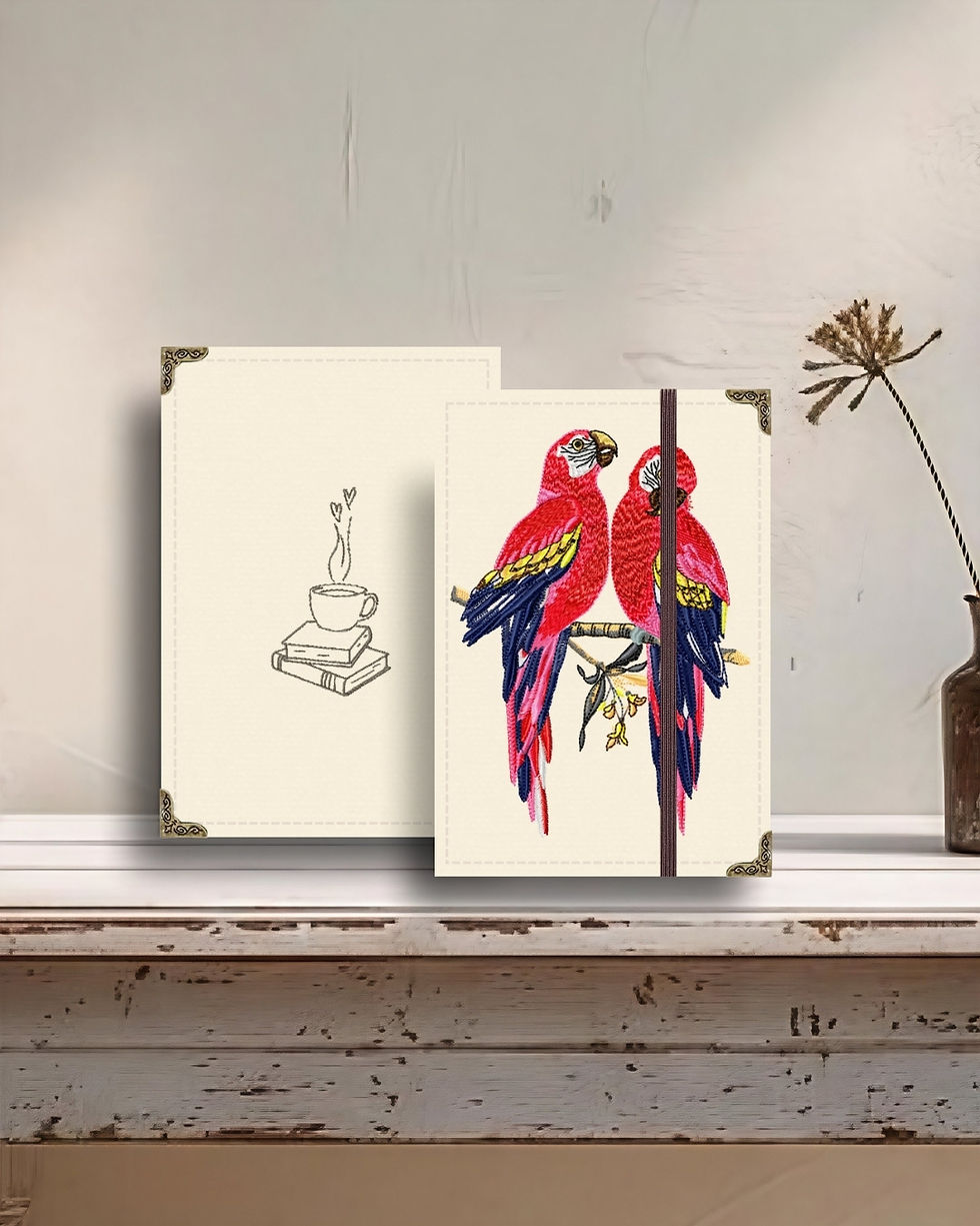Miniatura: Capa para Kindle em tecido estruturado com bordado de araras vermelhas.